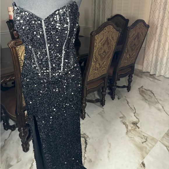 Selling all my dresses.worn once. - Picture 5 of 5